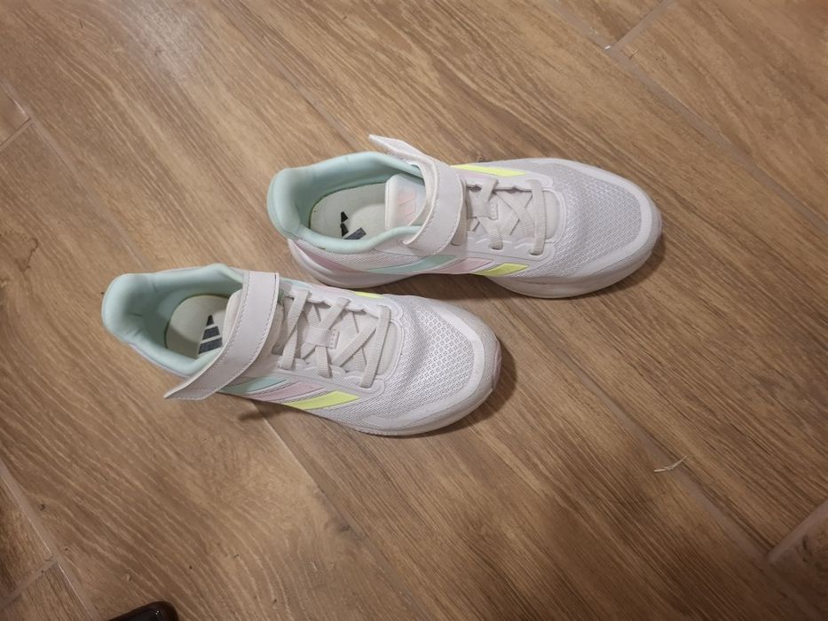 Маратонки adidas 35 номер като нови