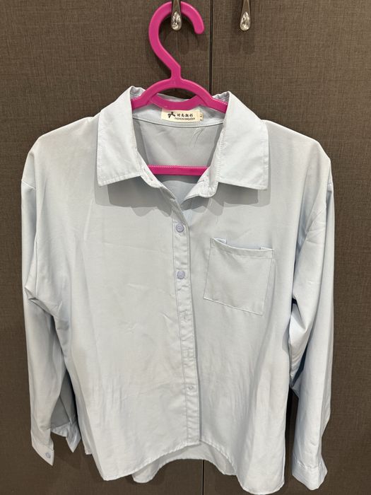 Рубашка голубая.