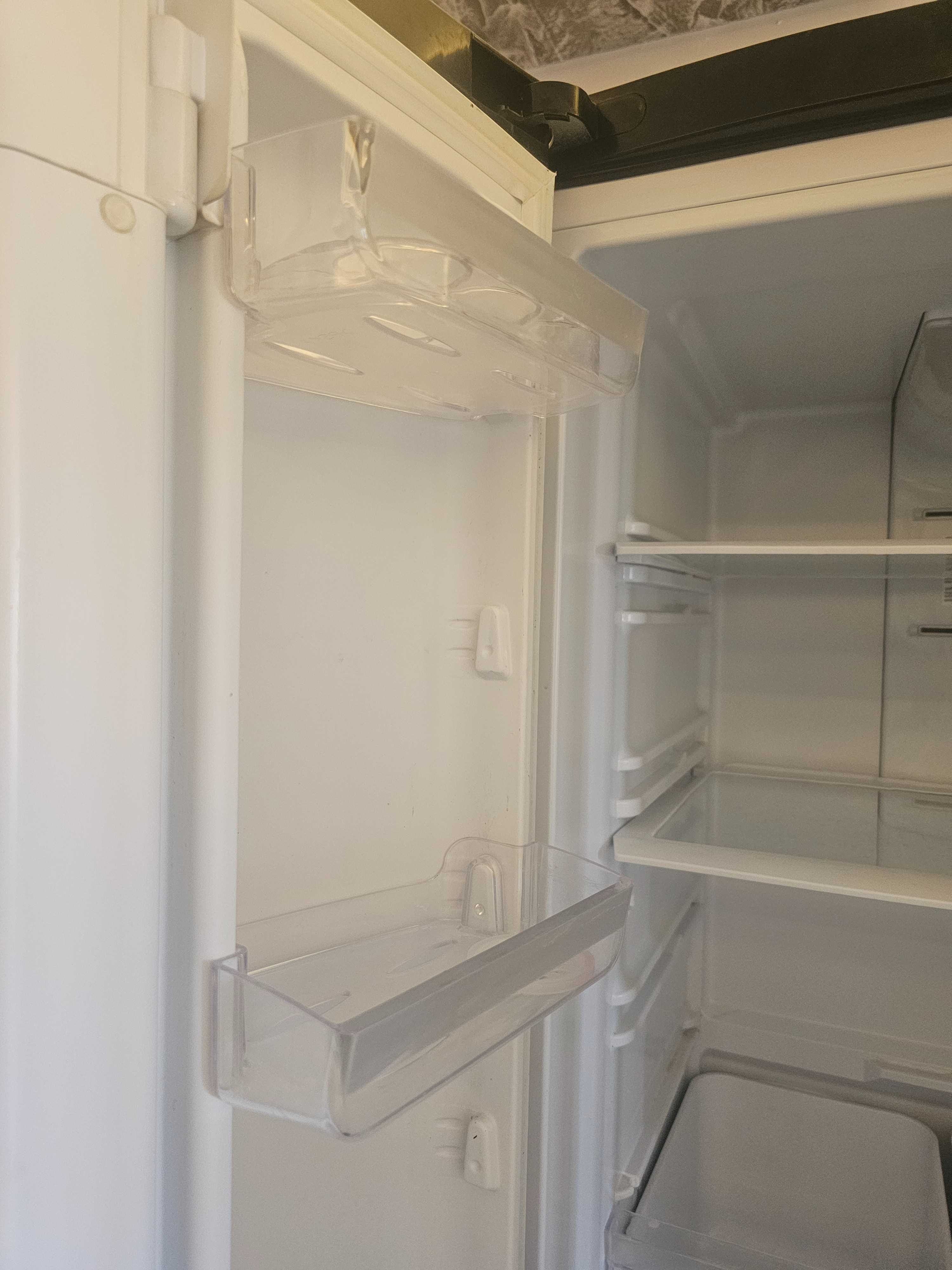Хладилник с две врати hotpoint