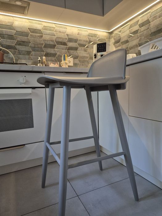 Vând 2 scaune  de bar