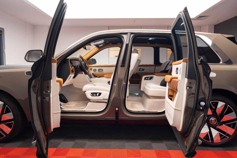 Rolls-Royce Cullinan Silver Badge