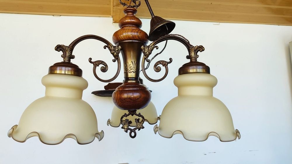 Уникален масивен месингов полилей съчетание с дъб и матови стъкленици