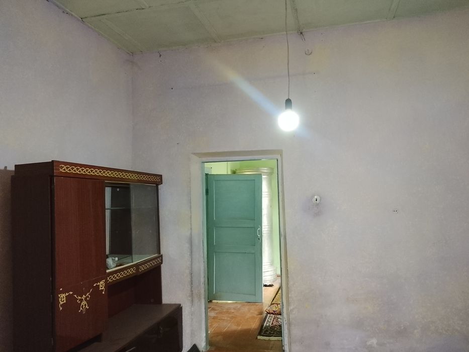 3 xonali 1 qavat uy sotiladi 240 mln kami bor