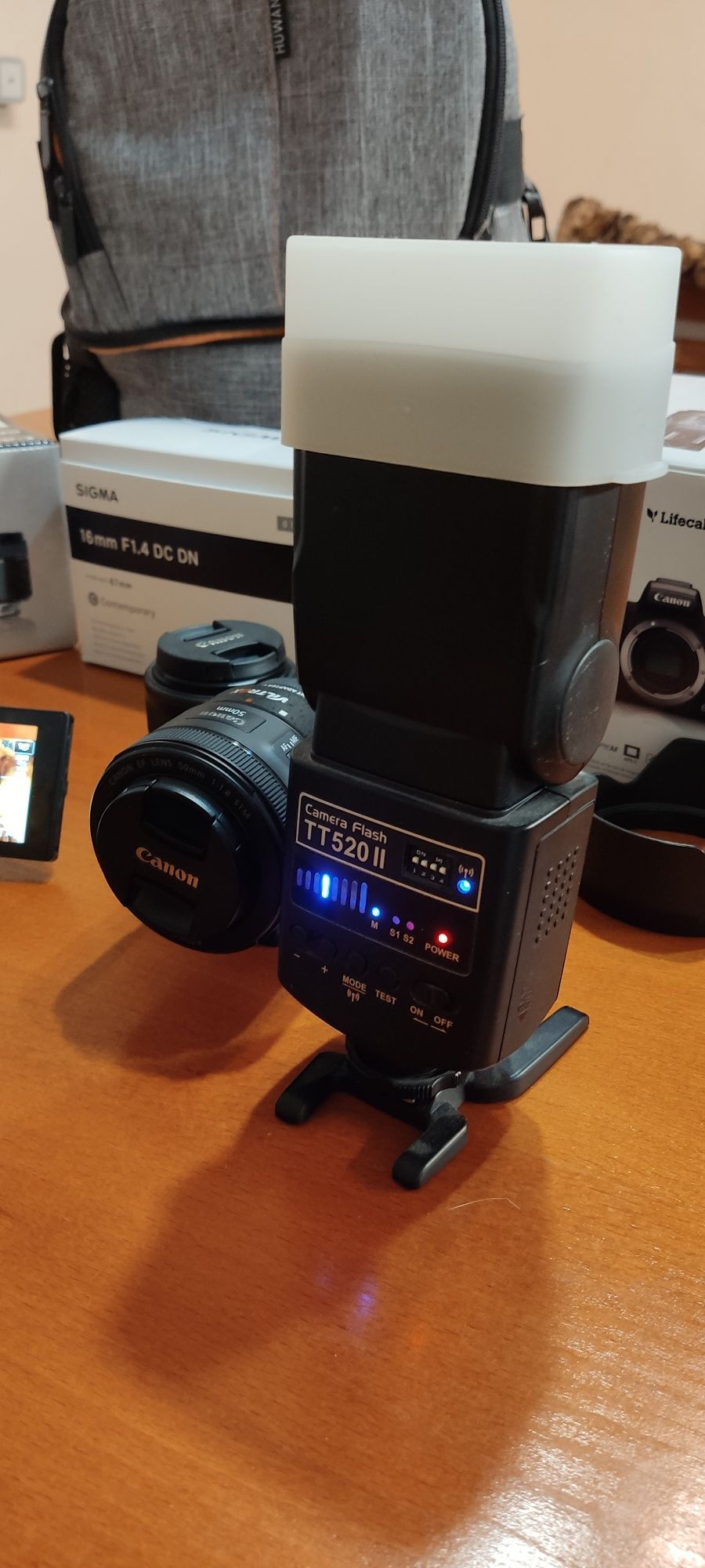 Canon EOS M50 с четири обектива и много аксесоари