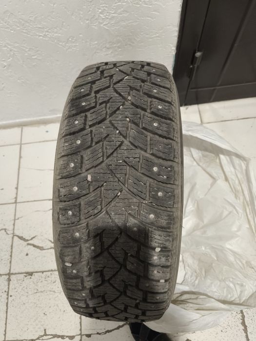 Продается зимние  шипованные шины бу