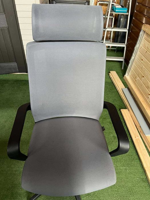 6 офис стола – въртящи, 4 кожени + 2 текстилни