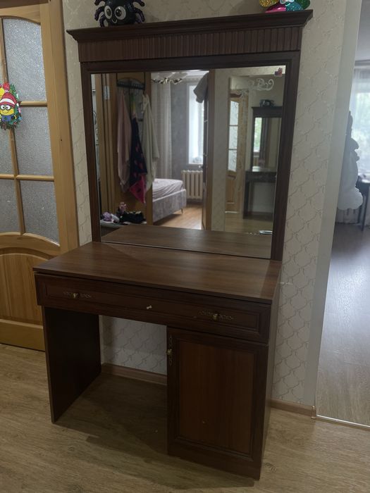 Комод с зеркалом