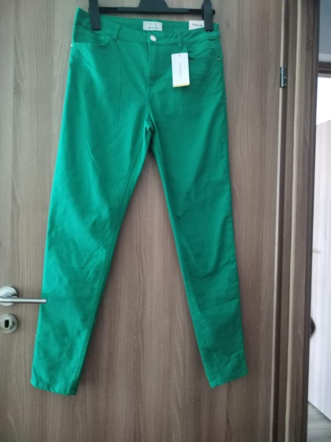 Pantaloni verzi noi