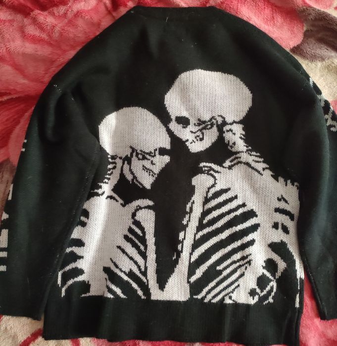 Pulover negru cu scheleți