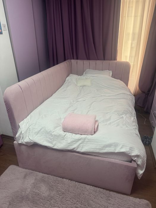 Pat pe colt stanga roz ca nou