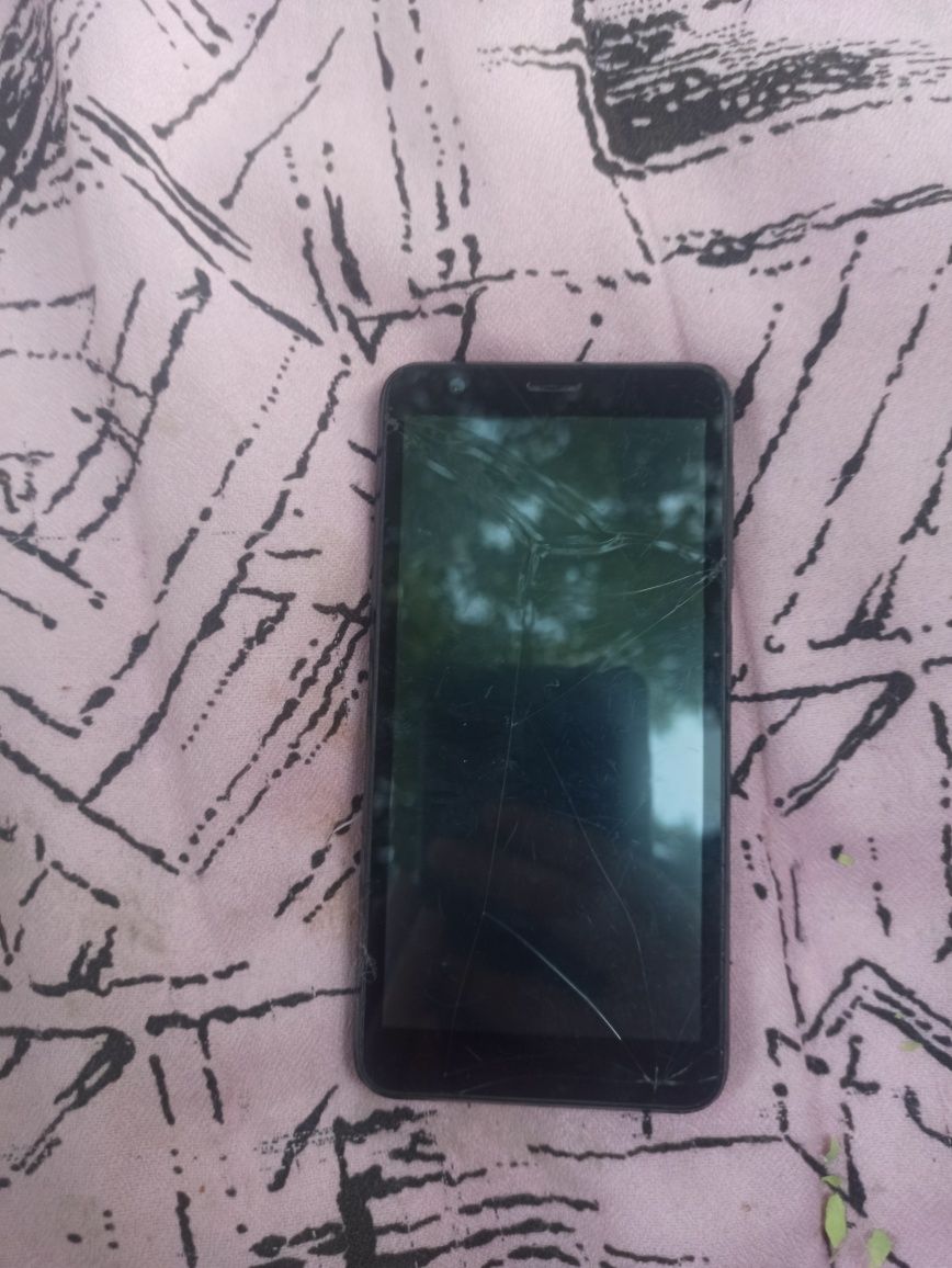 ZTE telefoni. Bolalar ham ishlatsa bo'ladi