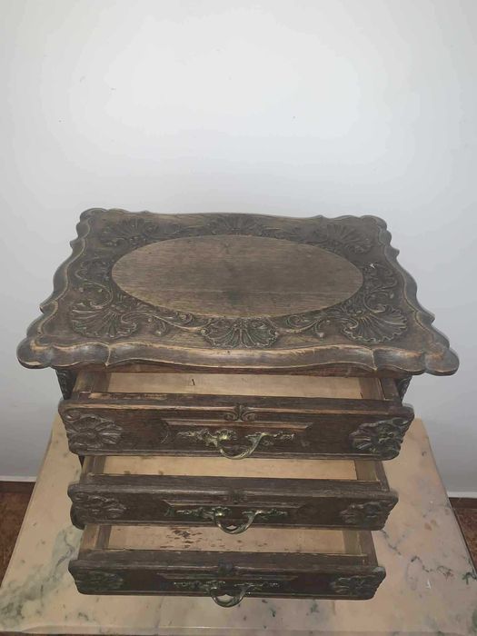 Comoda mica cu trei sertare si maner din bronz