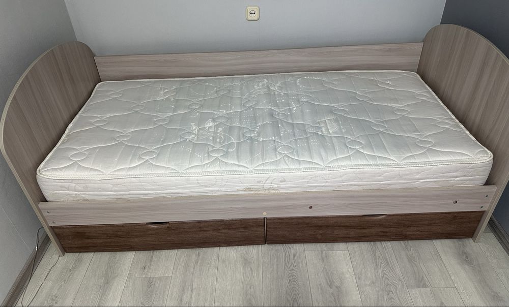 Кровать односпальная с матрасом