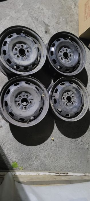 Продам комплект дисков на тойоту  карина е