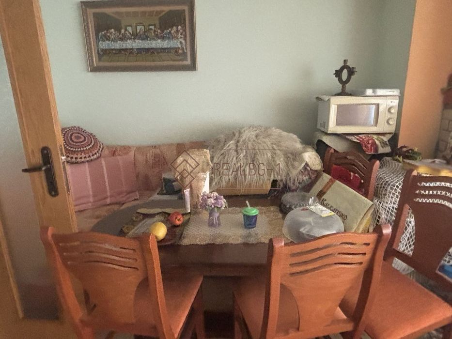 Продава се просторна триетажна къща с морска панорама и поддържана гр