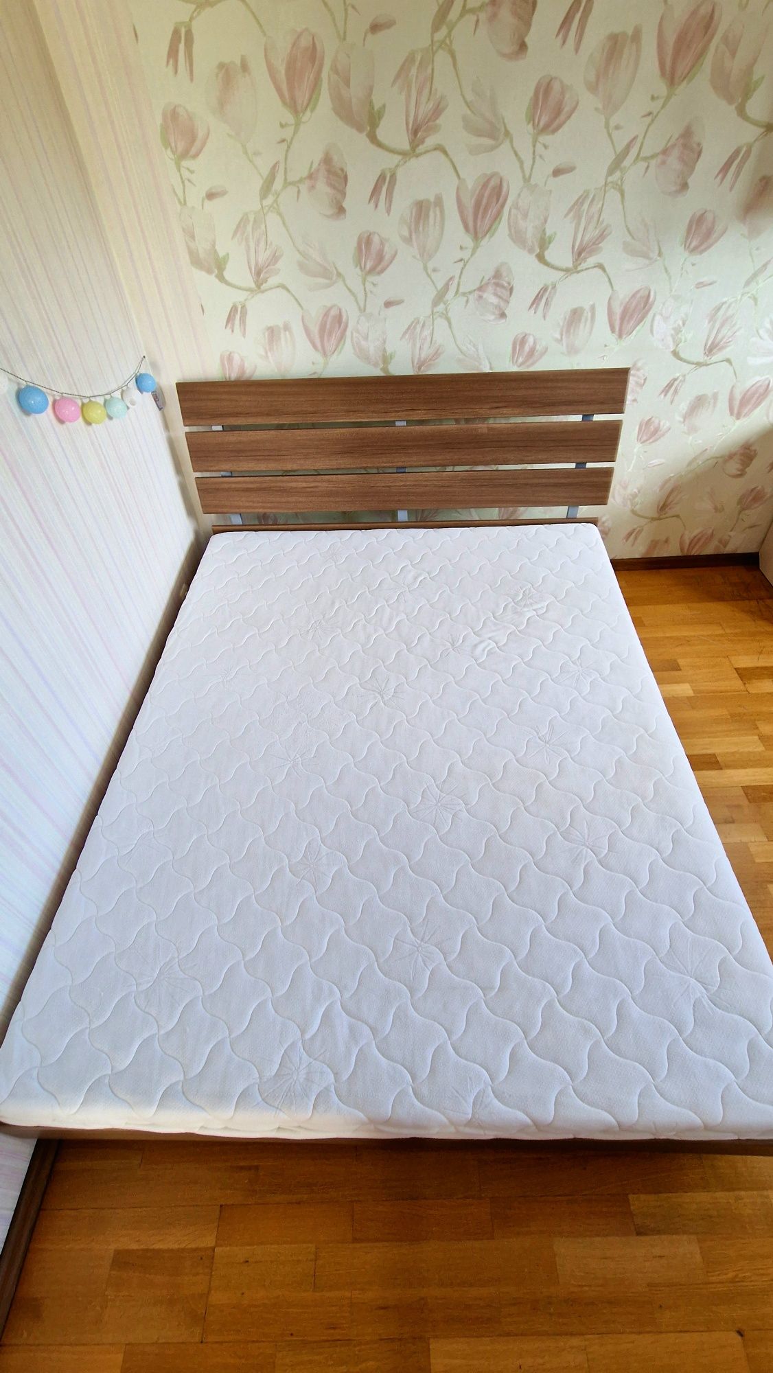 Кровать 2-спальная с матрасом продам