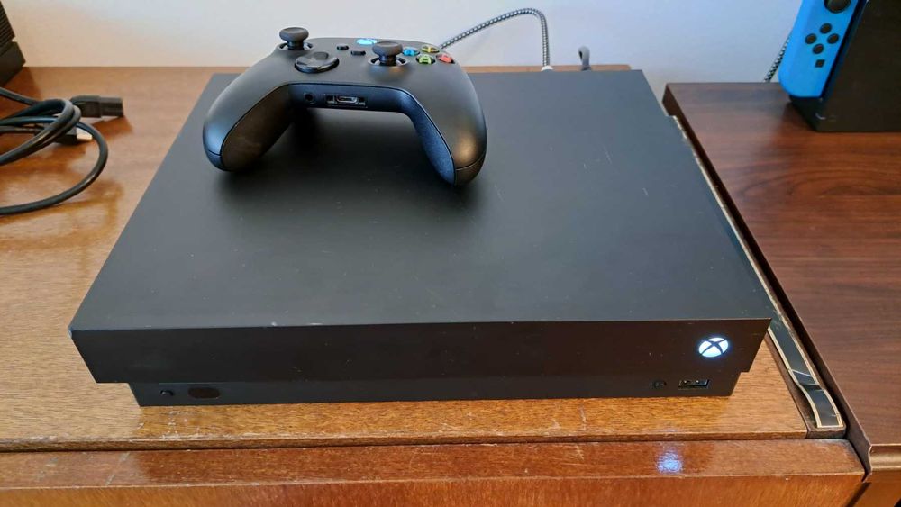 Конзола Xbox One X - 1tb, с един контролер