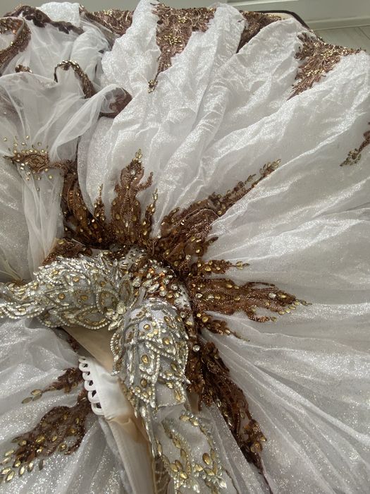 Сватбена рокля със камъчета