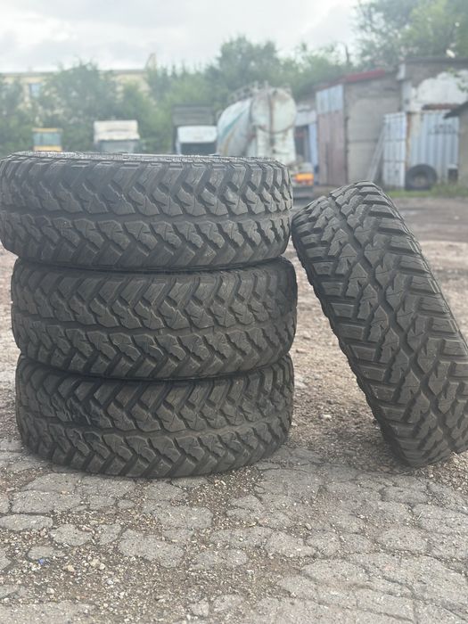 Практический новый комплект резины