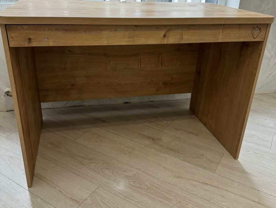 Продам письменный  стол в хорошем состоянии