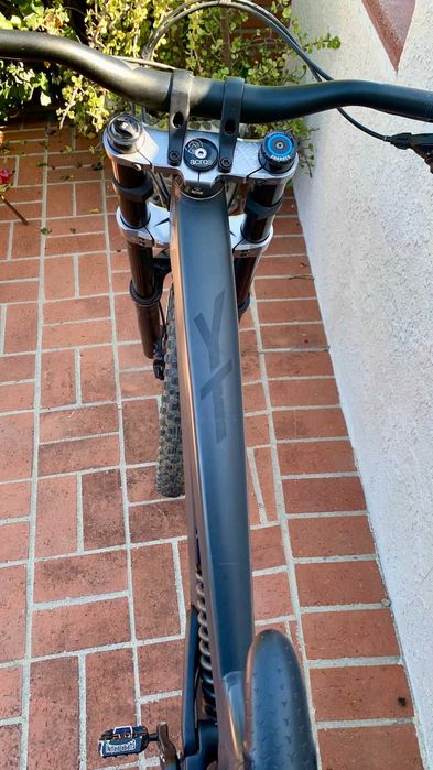 Downhill колело YT Tues 2021 Black magic XL 27.5