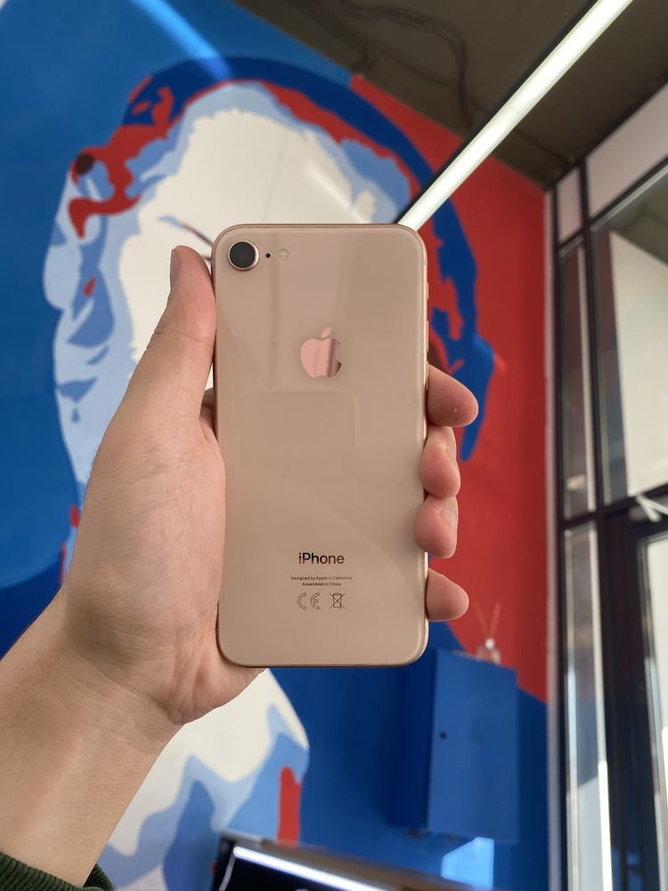 Продам iPhone 8