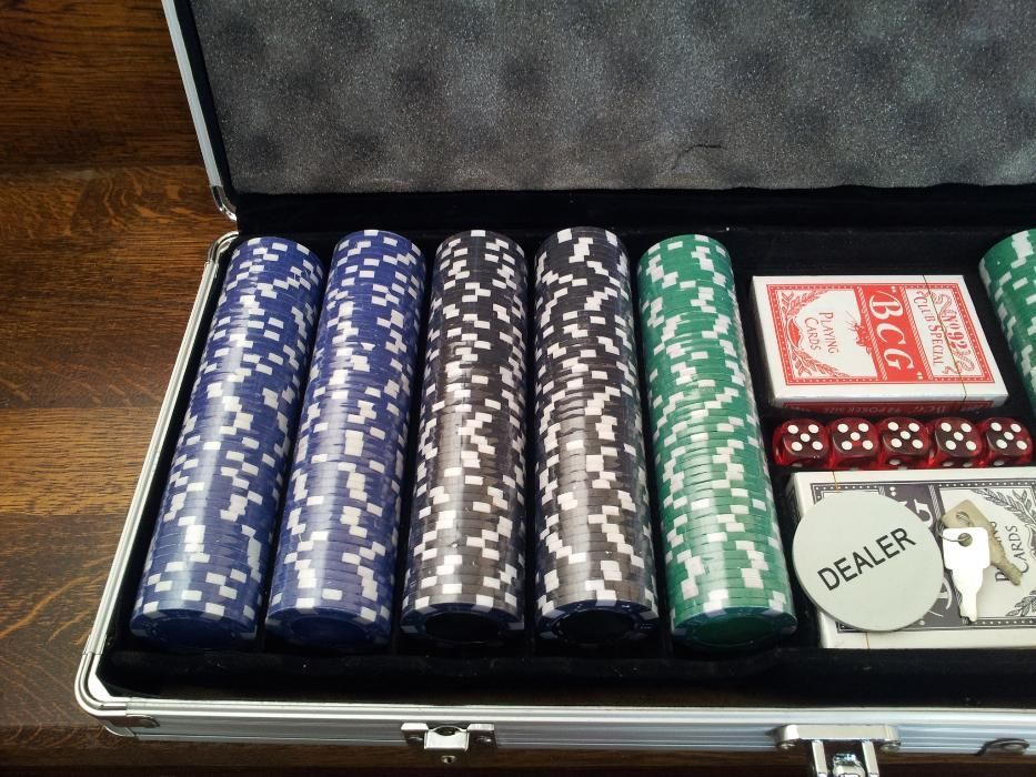 Set poker 500 cu jetoane neimprimate. 11.5 g. Cutie de aluminiu. Nou!