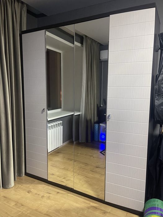 Шкаф распашной со штангами и полками, с двумя зеркалами, вместительный