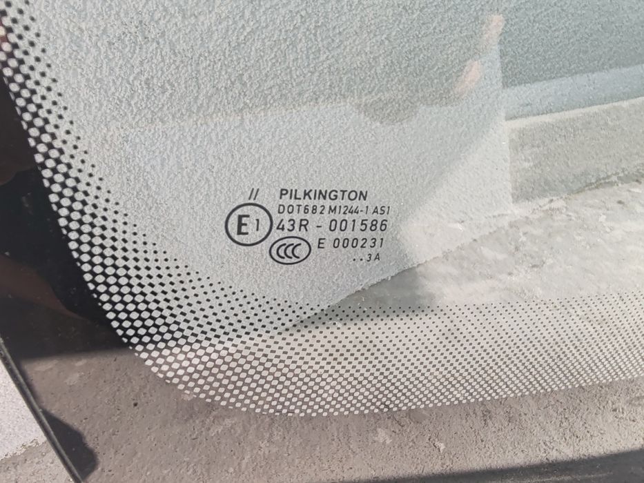 Предно стъкло за WV toyran 2012г.