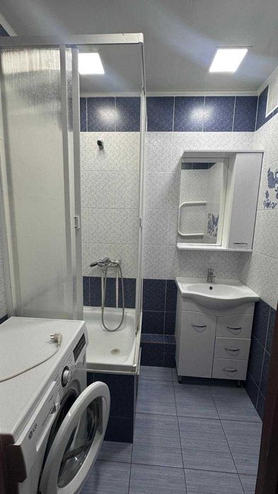 Продам 2 комнатную квартиру ,5/2 новая планировка,19 мкр,1987г