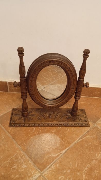 Oglinda traditionala de masa din lemn foarte veche, sculptata manual
