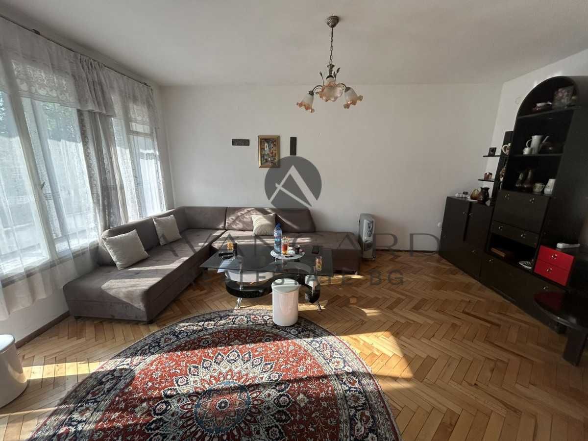 Продава се Четиристаен апартамент в Пловдив, Център - 120 кв.м за 2250 €/кв.м - Снимка #2