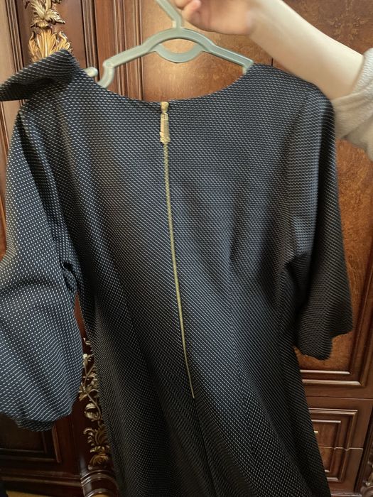 Элегантное платье в мелкий горошек.