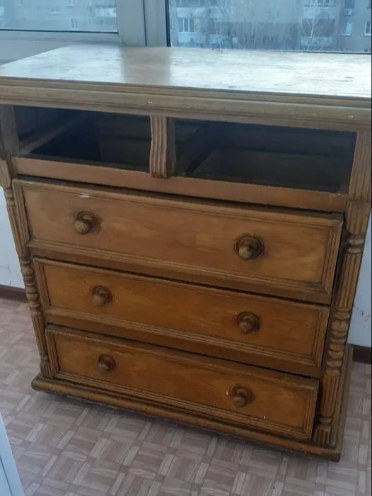 Продам столетний комод.