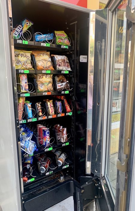 Вендинг автомат за снакс и напитки Zanussi с включени аксесоари