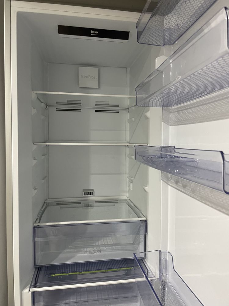 Combina frigorifca cu defect la partea de sus la frigider