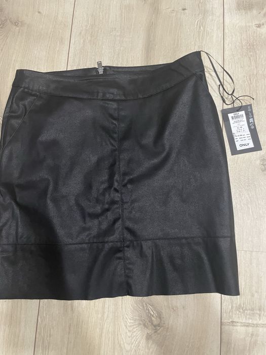 Fusta imitatie piele noua