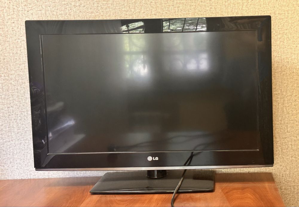 родаётся телевизор LG 32 дюйма (модель 32LK330)