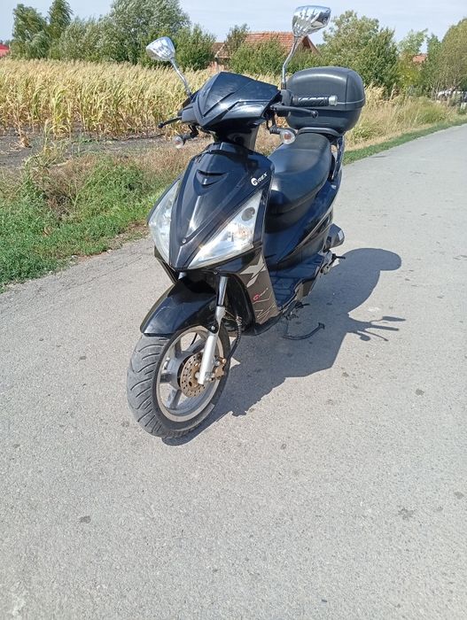 Vând scuter ân 4t