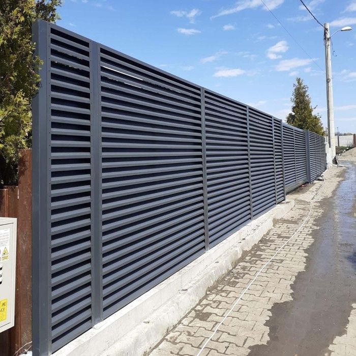 garduri tip jaluzea șipcă metalică si porti din fer forjat