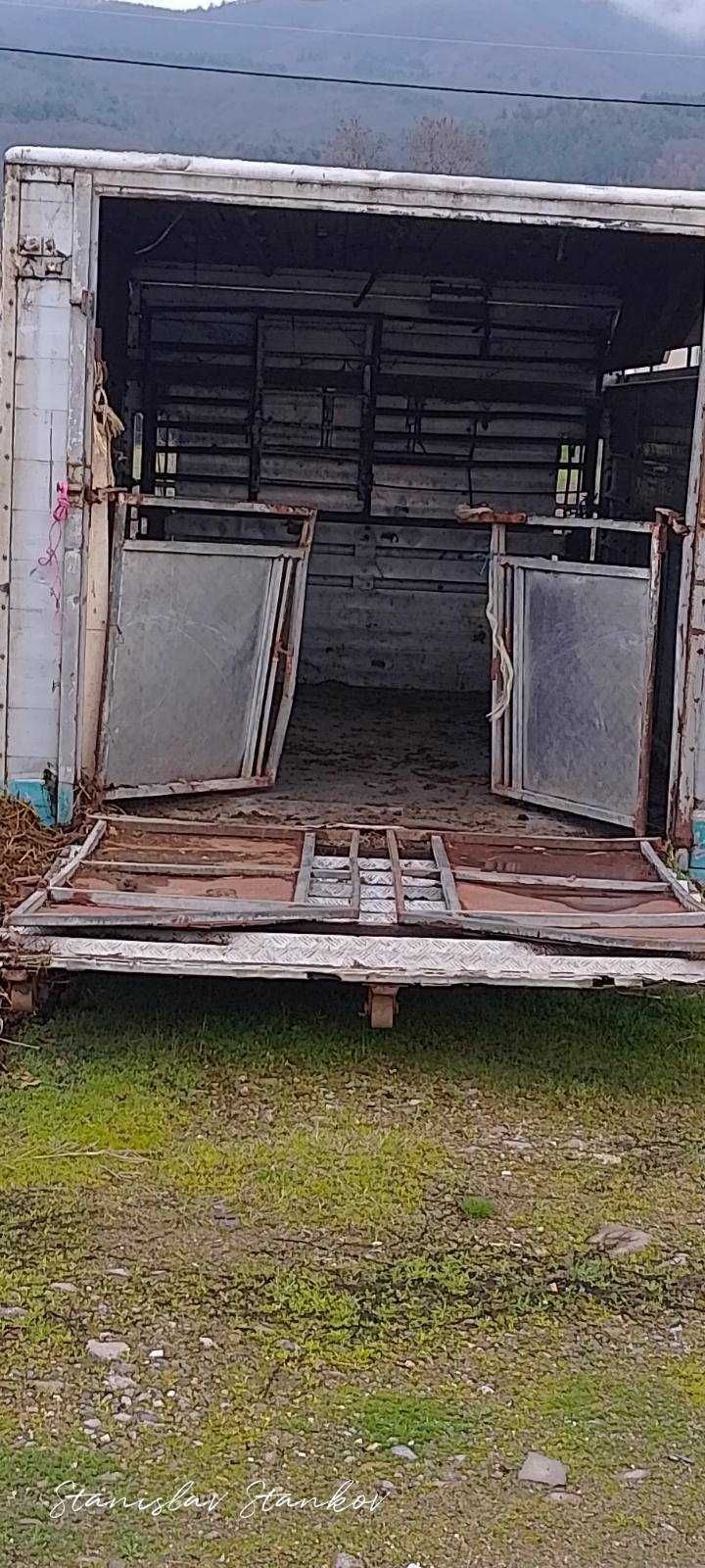 Продавам фургон за животни - алуминиев с плъзгаща врата