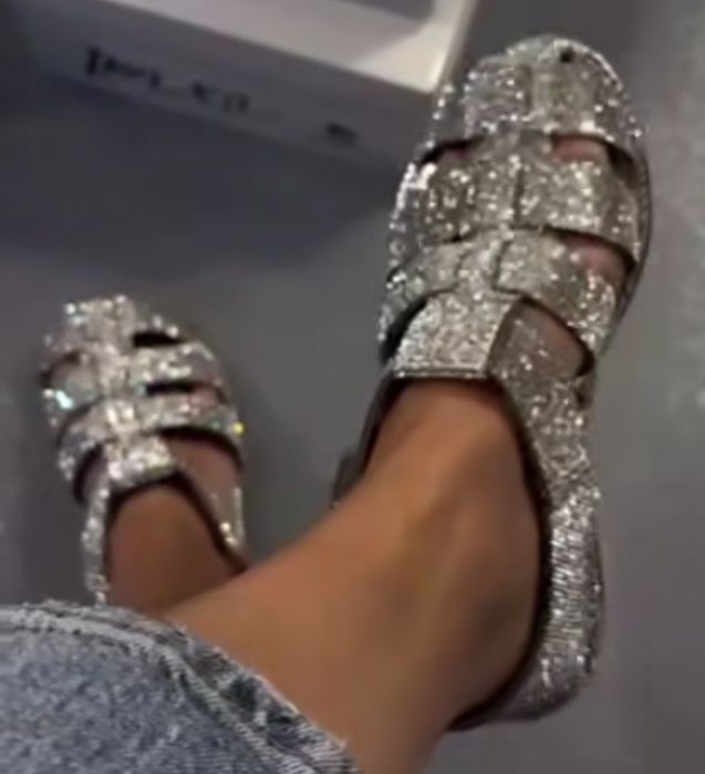 Продам сандалии 40 размер