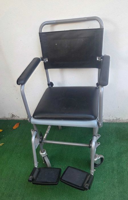 Scaun cu rotile si toaleta mobila , olita