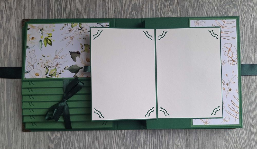 Скрапбук албум в зелено и бяло, с нежни рози, ръчна изработка /43.44