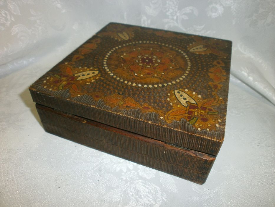 Стара Дървена Кутия с Пирограф