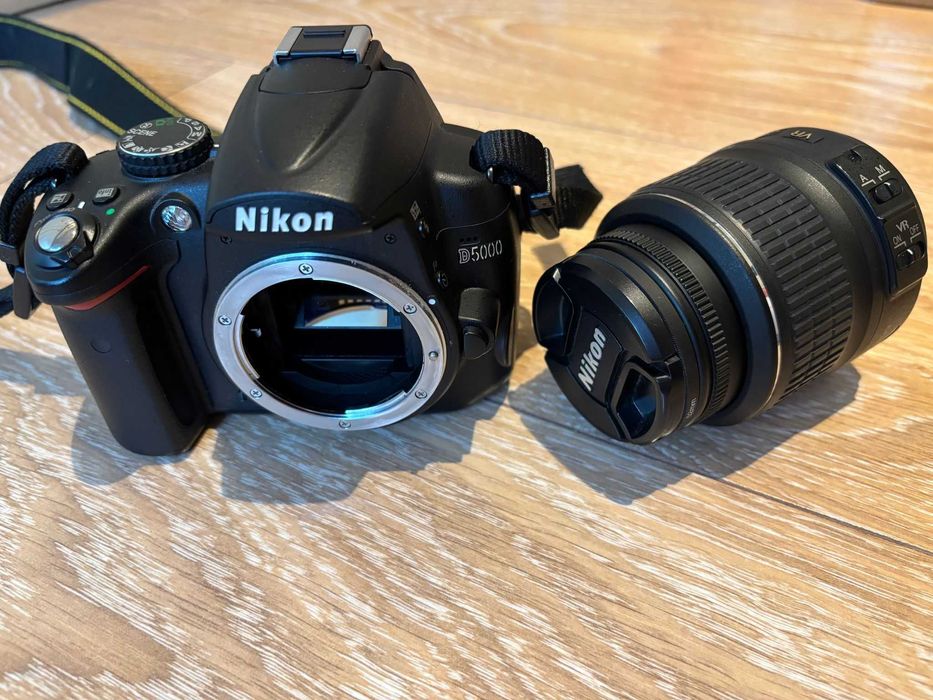 Aparat foto DSLR Nikon D5000, obiectiv 18-55mm f/3.5-5.6 AF-S DX VR