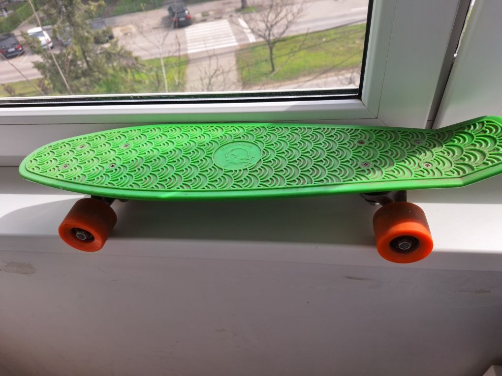 Vând skateboard cu roti din silicon