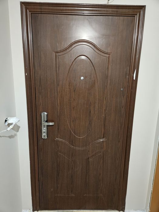 Продавам врати, употребявани употребявани 5бр вътрешни и  1бр външна