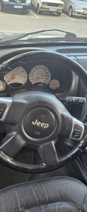 Продавам Jeep Cherokee