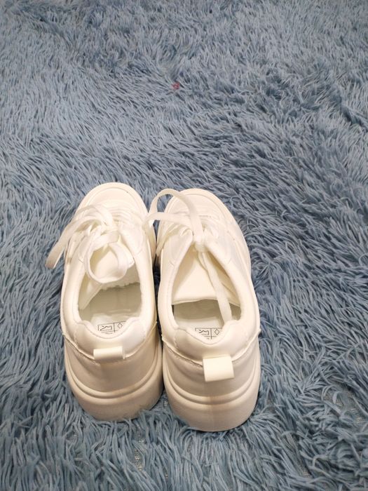 Продам женские кроссовки.